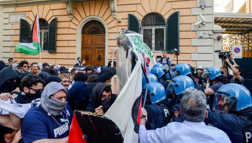 "Il nostro sangue è diverso?". L'ira degli agenti contro le violenze degli studenti