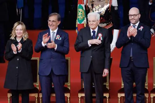 La mano sul cuore di Mattarella: "Costituzione saggia". Fallisce il blitz gretino