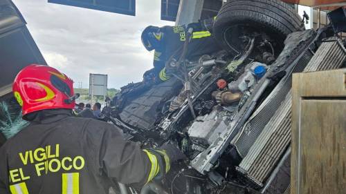 Il malore poi lo schianto contro il casello di Rosignano: cosa è successo sulla A12 | Video