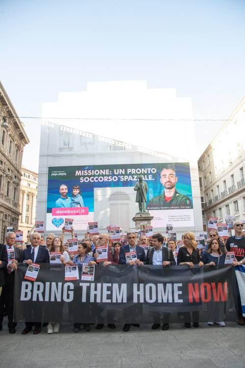 "Portiamoli a casa". A Milano un flash mob per gli ostaggi di Gaza