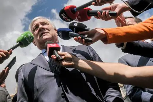 Treni e pullman azzurri a Napoli. Tajani lancia lo sprint finale