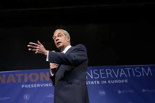 Rincorsa Farage. Il suo partito supera il Labour