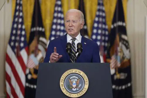 Biden e l'appello per la libertà "Resistere come con Hitler". Le scuse per le armi in ritardo