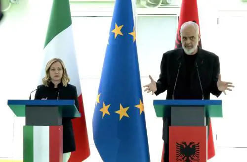 Meloni in Albania: "Due centri per migranti operativi dal primo agosto"