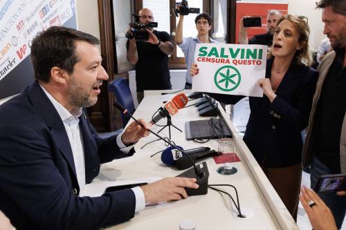 Regala a Salvini una pianta di marijuana, ma lui la spezza: "La droga è morte"