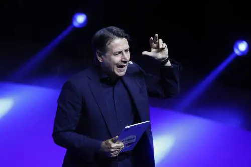 Estremisti di sinistra, radicali e putiniani: i nuovi alleati dei grillini in Ue