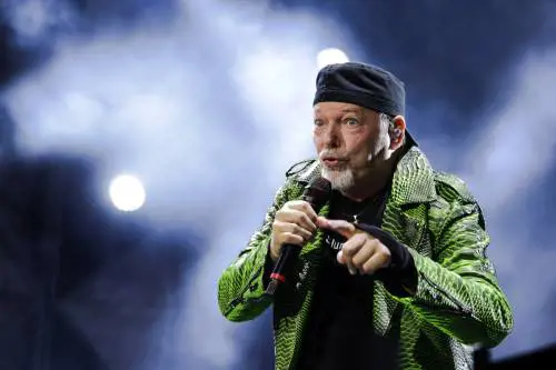 Vasco Rossi investe nella banca del socio di Donald Trump