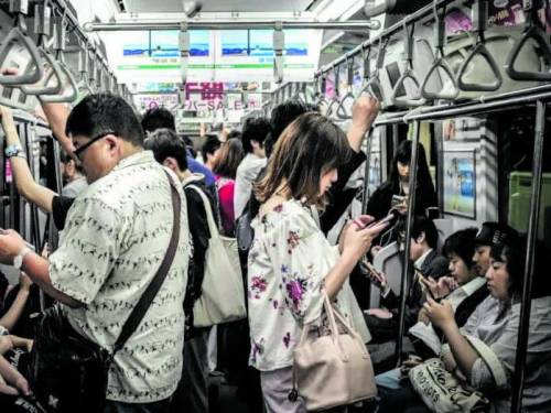 A Tokyo arriva il "Tinder" di Stato. Ecco l'app per rilanciare la natalità