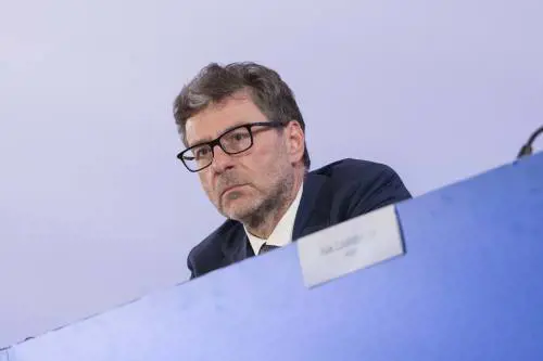 "Non strizziamo l'occhio agli evasori". Giorgetti spegne le polemiche sul Mef