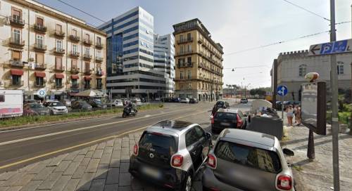 Sangue per le strade di Napoli, straniero accoltellato: è in fin di vita