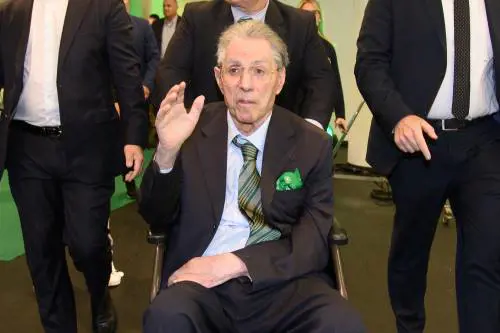 Bossi è un caso per il voto su Fi. Ora l'ipotesi è l'"espulsione"