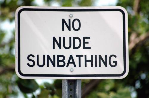 Stop al raduno naturista in Germania. La sinistra se la prende con la pornografia