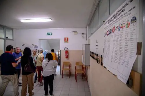 "Trans e non binari costretti a fare coming out". Il Partito Gay all'assalto contro i seggi uomo-donna