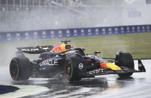 F1, disastro Ferrari in Canada. Fuori sia Leclerc che Sainz, vince Verstappen