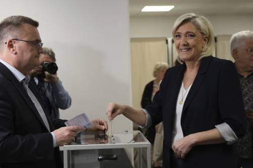 Le Pen "doppia" Macron. La Francia torna alle urne