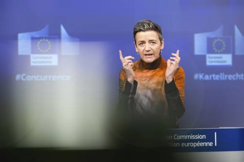 Vestager bastona Big tech e vaneggia contro Draghi