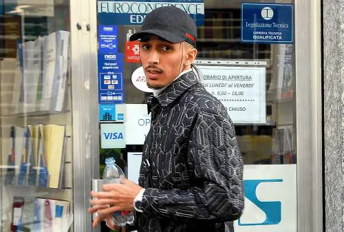 "È mio fratello". Baby Gang videochiama il nipote del boss dal palco