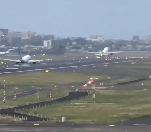 Sfiorata collisione a Mumbai: aereo atterra mentre un altro decolla. Video