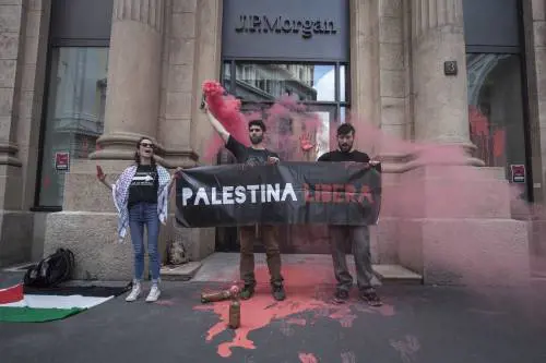 Blitz con la vernice e slogan: ProPal ed ecovandali assaltano la sede di JpMorgan