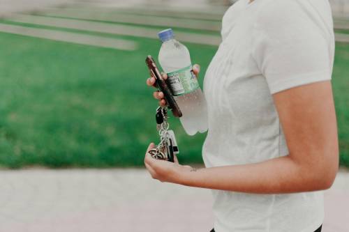 Bere troppa acqua fa davvero bene? Ecco in quali casi si rischia l' iponatriemia