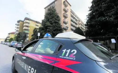 Accoltella la moglie e si impicca, lei corre in strada sanguinante. Orrore a Roma