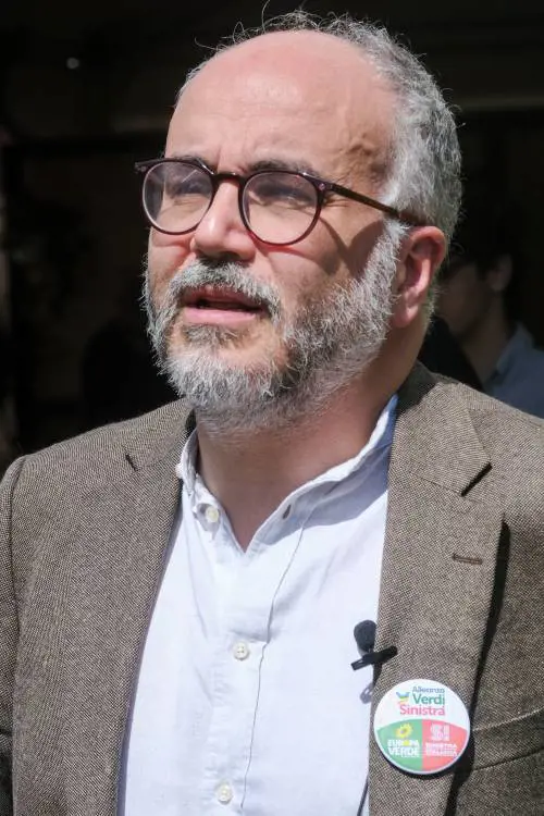"Spinta autoritaria non zittiranno il dissenso". Fratoianni attacca il governo sul caso Raimo