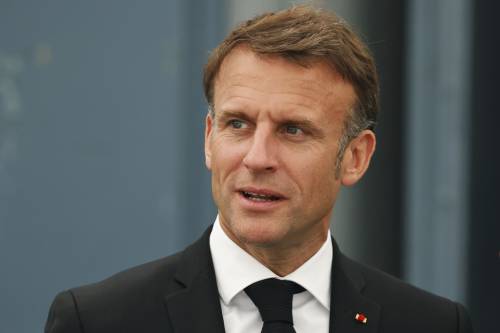 Macron: "Una federazione contro gli antisemiti. I Repubblicani tradiscono De Gaulle"