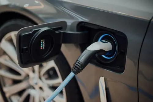 Auto elettriche, tornano gli incentivi: fino a 11mila euro per i privati, 20mila per le microimprese
