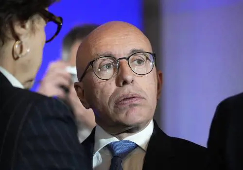 Psicodramma Républicains. Ciotti espulso dalla presidenza. Ma lui: "Resto io il leader"