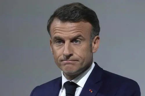 La lettera di Macron (in difficoltà) ai francesi. "Ira contro di me". E attacca destra e sinistra