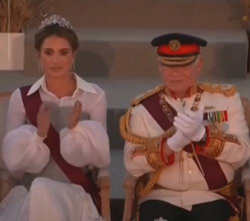 I significati nascosti negli abiti della regina Rania per i 25 anni sul trono di Giordania