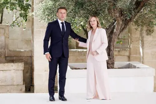 Meloni scettica sulla linea dell'Eliseo: il riconoscimento è l'obiettivo finale