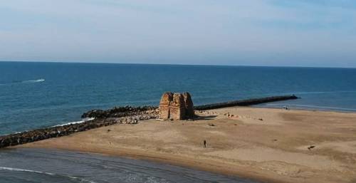 Sbattute dalle onde sugli scogli: una muore, l'altra è sotto choc. Tragedia nel mare di Ladispoli