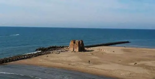 Sbattute dalle onde sugli scogli: una muore, l'altra è sotto choc. Tragedia nel mare di Ladispoli