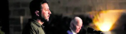 Biden e l'abbraccio a Zelensky. "Sostegno militare per 10 anni"