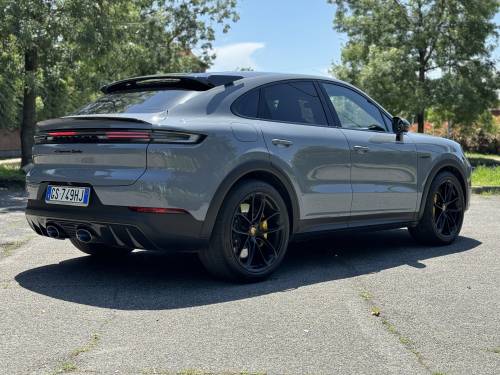 Porsche Cayenne Coupè GT: il video in pillole del super SUV ibrido da 740 CV