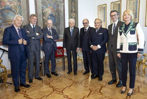 Da sinistra il vicedirettore De Paolini, Massimiliano Scafi, il direttore Sallusti, il presidente Mattarella, gli editori Antonio e Giampaolo Angelucci, l'amministratore delegato Nicola Speroni e la direttrice generale Stefania Bedogni