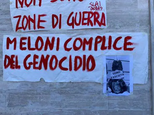 Meloni "fascista" e messa a testa in giù: gli insulti dei "No G7" alla premier
