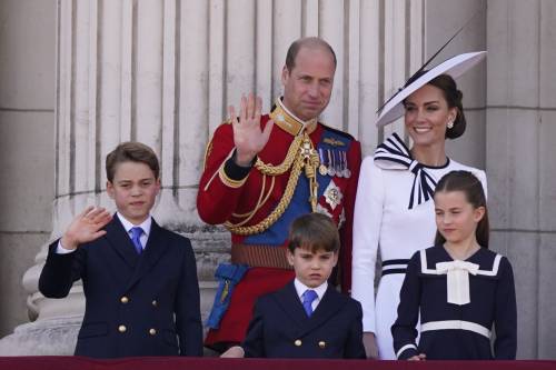 Il total-white e i dettagli neri: ecco cosa c'è dietro l'abito del ritorno di Kate Middleton