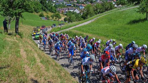 Belluno, è in ritardo per la messa e non si ferma all'alt. Travolti tre ciclisti