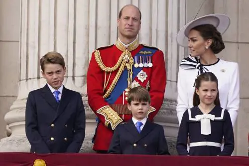 Gli sguardi, i sorrisi e le mani: cosa dice il linguaggio del corpo di William e Kate al ritorno in pubblico