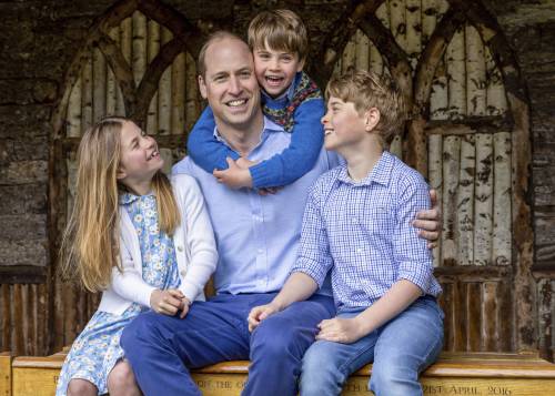 “Ti vogliamo bene papà”. Il debutto social dei figli di William e Kate    