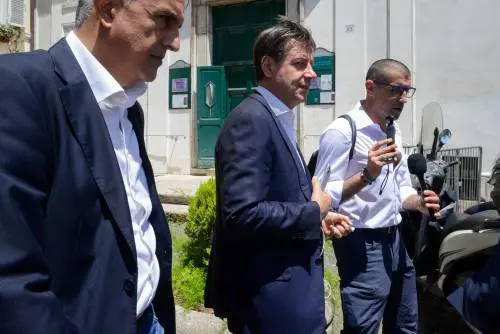 Intrighi e incontri, Conte rischia il posto