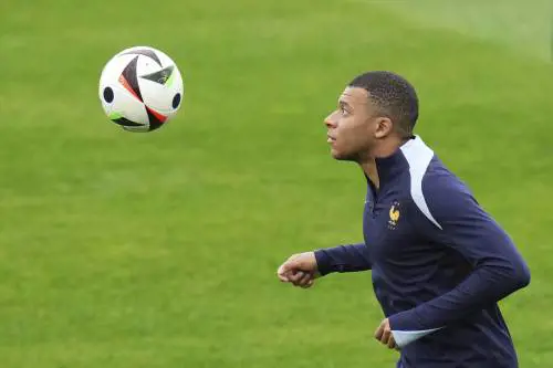 Mbappé in scivolata: "No agli estremisti"