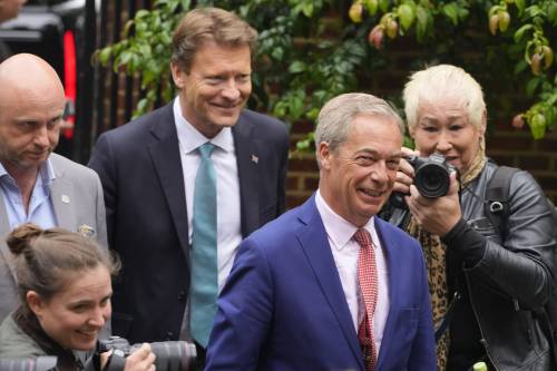 Immigrazione e tagli fiscali: Farage vara il suo "contratto" con i britannici