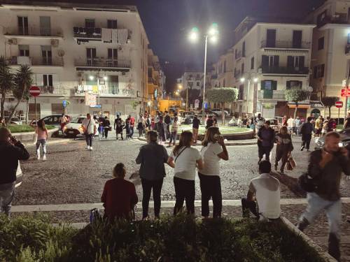 Campi Flegrei, i residenti per strada dopo la scossa