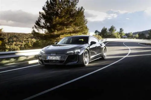 Audi e-tron GT 2024, il modello stradale più potente di sempre della Casa dei Quattro Anelli 