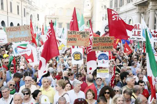 "Dittatori". "Poveri fascisti". La piazza anti-riforme della sinistra sforna solo insulti