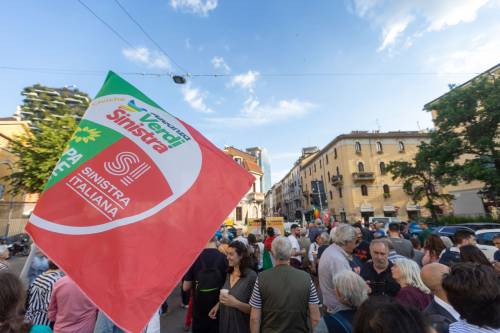 "Donne di destra addomesticate e manomesse", il post choc del candidato di Avs