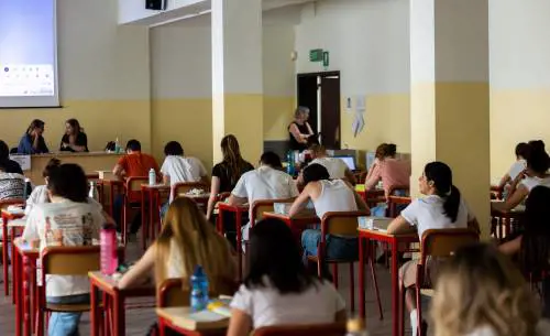 Valditara cancella la schwa da scuola: non è italiano, non va usato